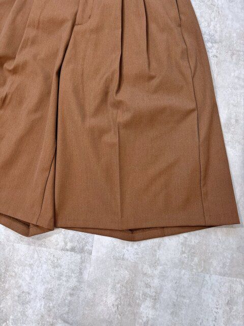 Aラインになるように少しだけ裾が広がるようなデザイン