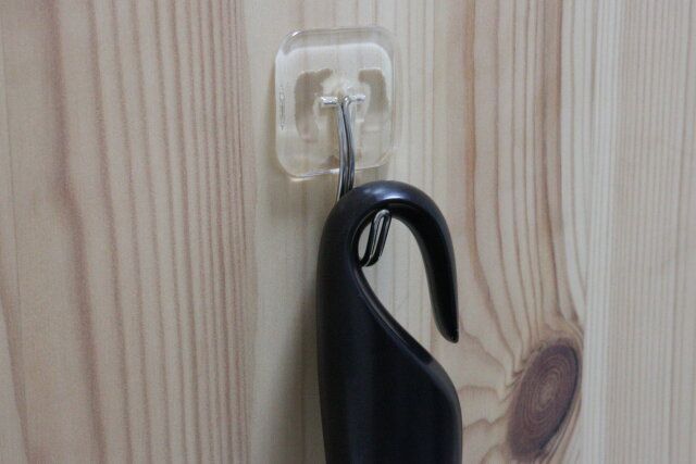 セリア 水周りでも使える耐水性クリアテープフック 使用例