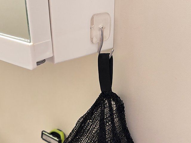 セリア 水周りでも使える耐水性クリアテープフック 使用例 水周り