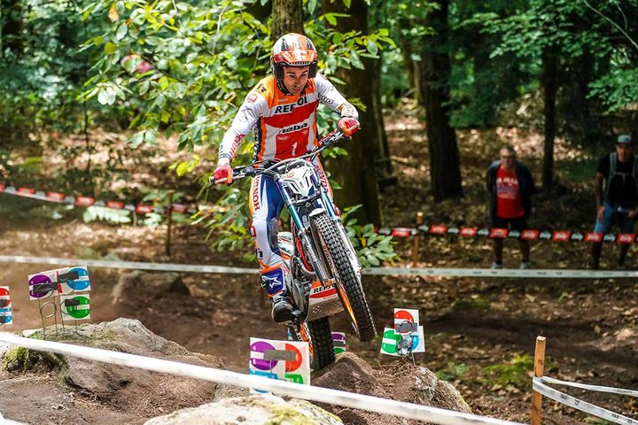 【バランスを崩してリーンする。きっかけはプッシングステア】体重移動をしただけでは車体はバンクしていかない