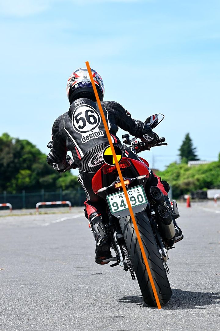 【バランスを崩してリーンする。きっかけはプッシングステア】体重移動をしただけでは車体はバンクしていかない