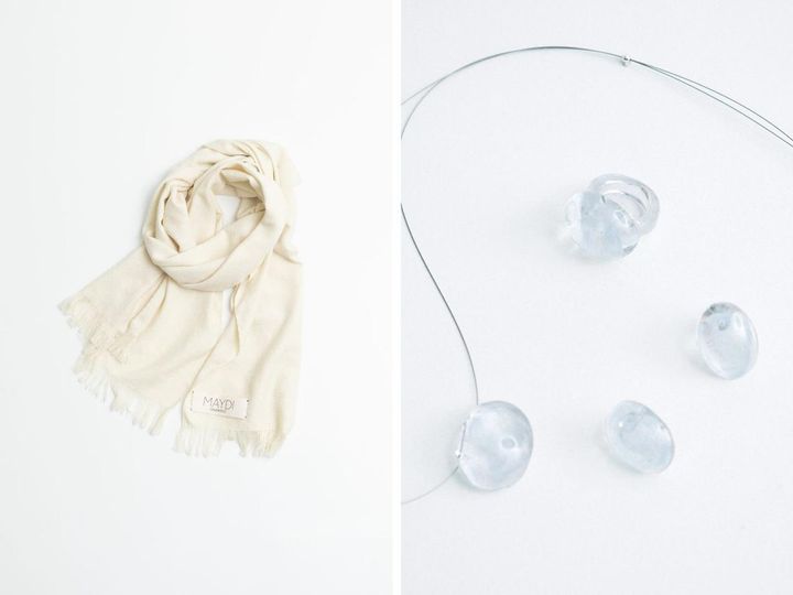 画像: 左｜ショール￥99,000【マイディ】、右｜ネックレス￥33,000、イヤリング￥39,600、リング￥39,600【シリ シリ】 出典：「GALERIE VIE Limited Store ―Voyage―」特別ページ