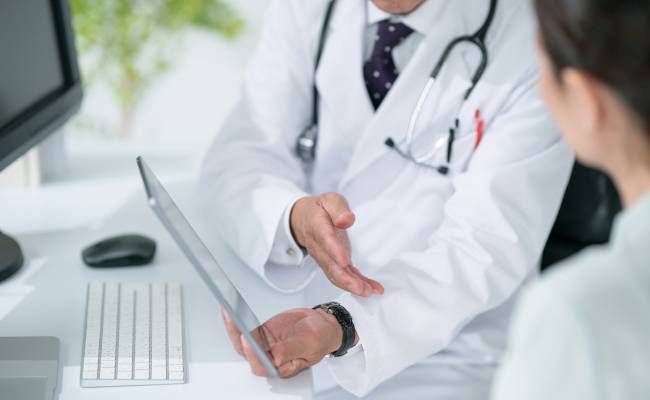 診断を受ける女性のイメージ