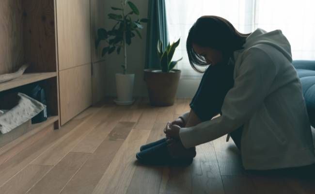 落ち込む女性のイメージ