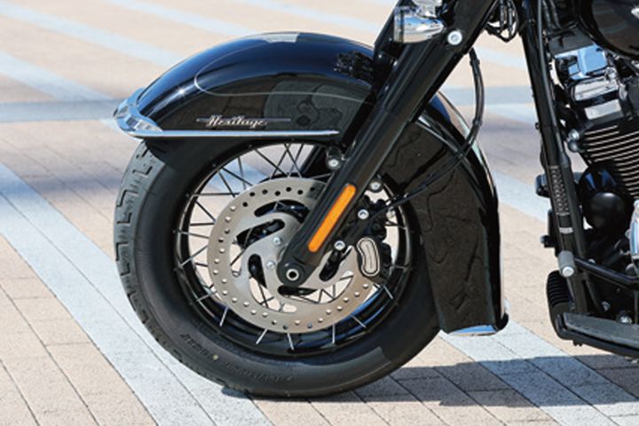 【試乗レビュー】ハーレー「ヘリテイジクラシック」｜伝統と現代技術が融合した人気モデル