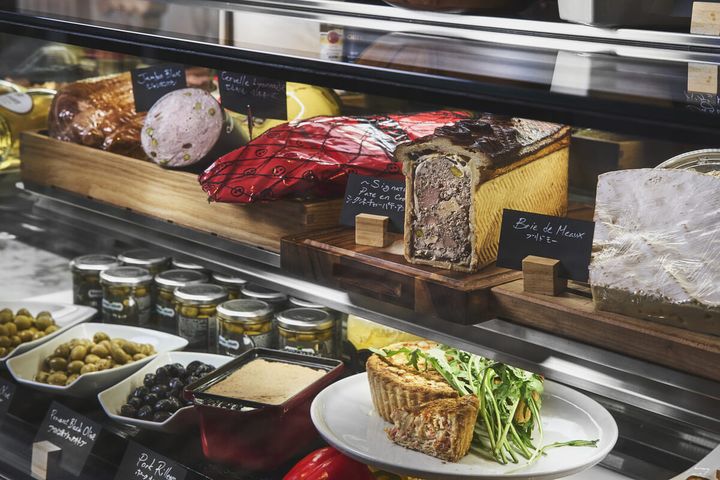 個性豊かな前菜が並ぶショーケース