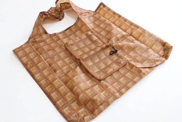 ダイソーの折りたたみショッピングバッグ チョコ