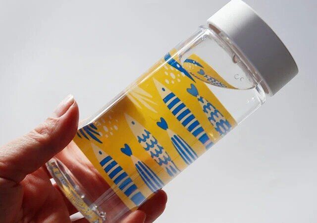 ダイソーの絵柄が浮かび上がるドリンクボトル