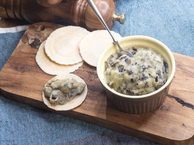 攪拌したなすをココットに盛り付けたら、完成です！