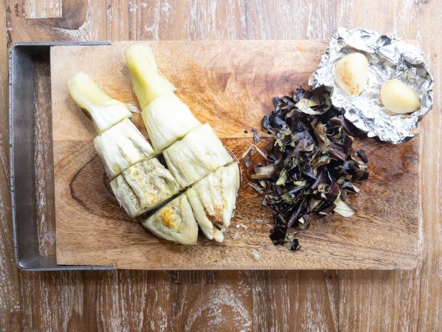 焼き上がったなすの皮を剥いて、攪拌しやすいように4等分にカットし、なすの皮は刻んでおきます。