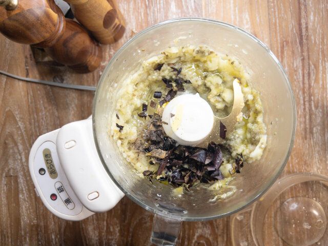 フードプロセッサーになすの実・にんにくを入れて滑らかに攪拌し、刻んだなすの皮を加える。