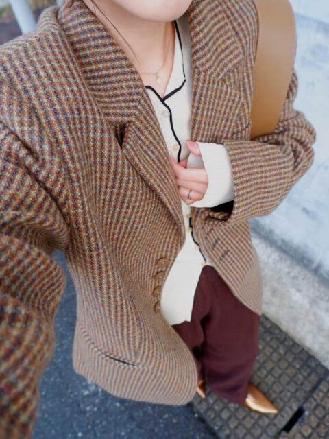 インナーはバイカラーのカーディガンで軽やかさを添える