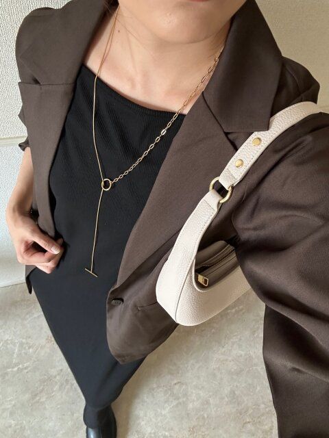 ゴールドのロングネックレスを添える