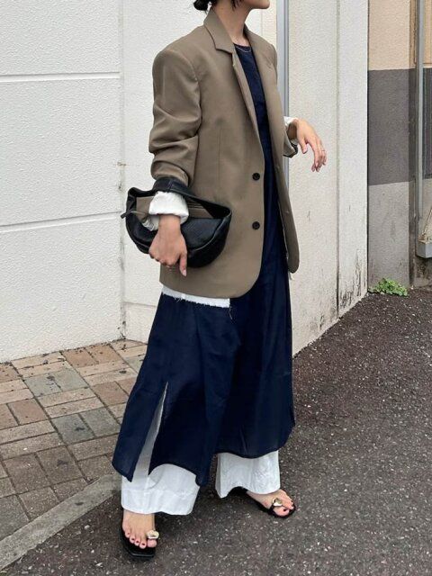 Style①淡色ジャケットで程よい“きちんと感”を演出