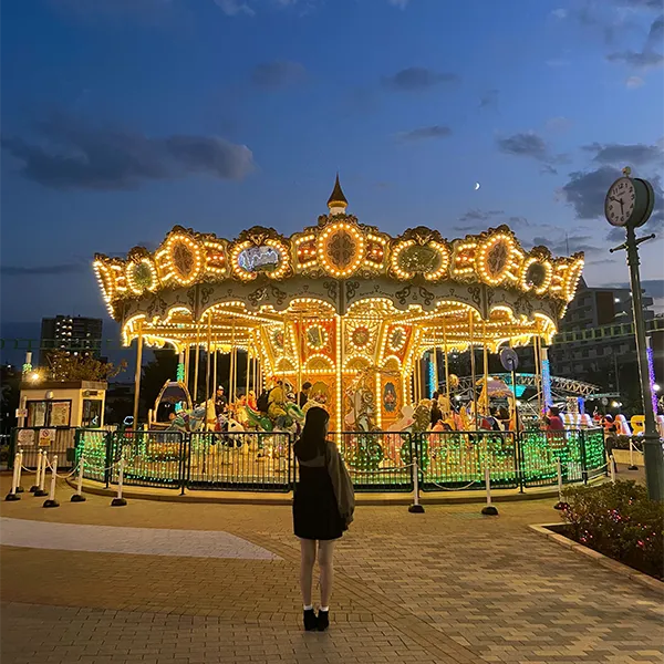 東京・荒川区にある「あらかわ遊園」のメリーゴーランド