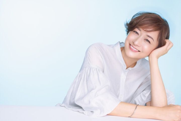 ブラウス¥33,000／カオス（Chaos GINZA SIX）、ブレスレット¥56,100／ヒロタカ（ビームス 六本木ヒルズ）