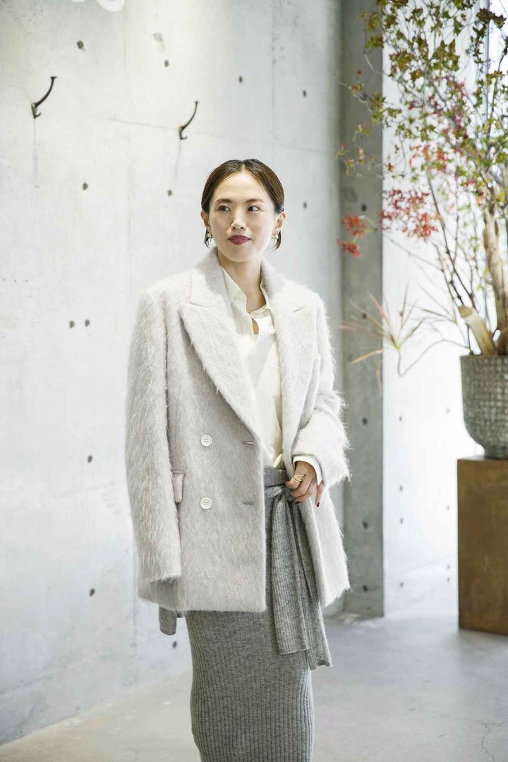 画像: 【カオス】ジャコート¥198,000、シャツ¥47,300、スカート¥28,600、腰巻きしたニット¥30,800 www.dot-st.com