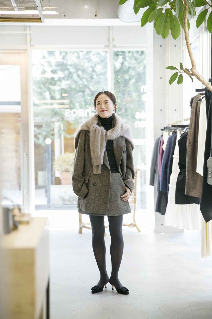 画像: 【カオス】ジャコート¥132,000、スカート¥49,500、中に着たタートルネックニット¥35,200、肩がけしたニット¥69,300、【スウェディッシュ ストッキングス】タイツ¥5,280、【マノロ ブラニク】シューズ¥135,300 www.dot-st.com