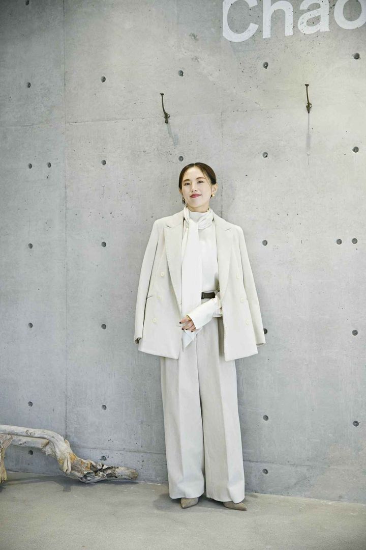 画像: 【カオス】ジャケット¥154,000、パンツ¥68,200、ボウタイ付きブラウス¥39,600、【マヌエラ×カオス別注】ベルト¥23,100、【マノロ ブラニク】シューズ¥126,500 www.dot-st.com