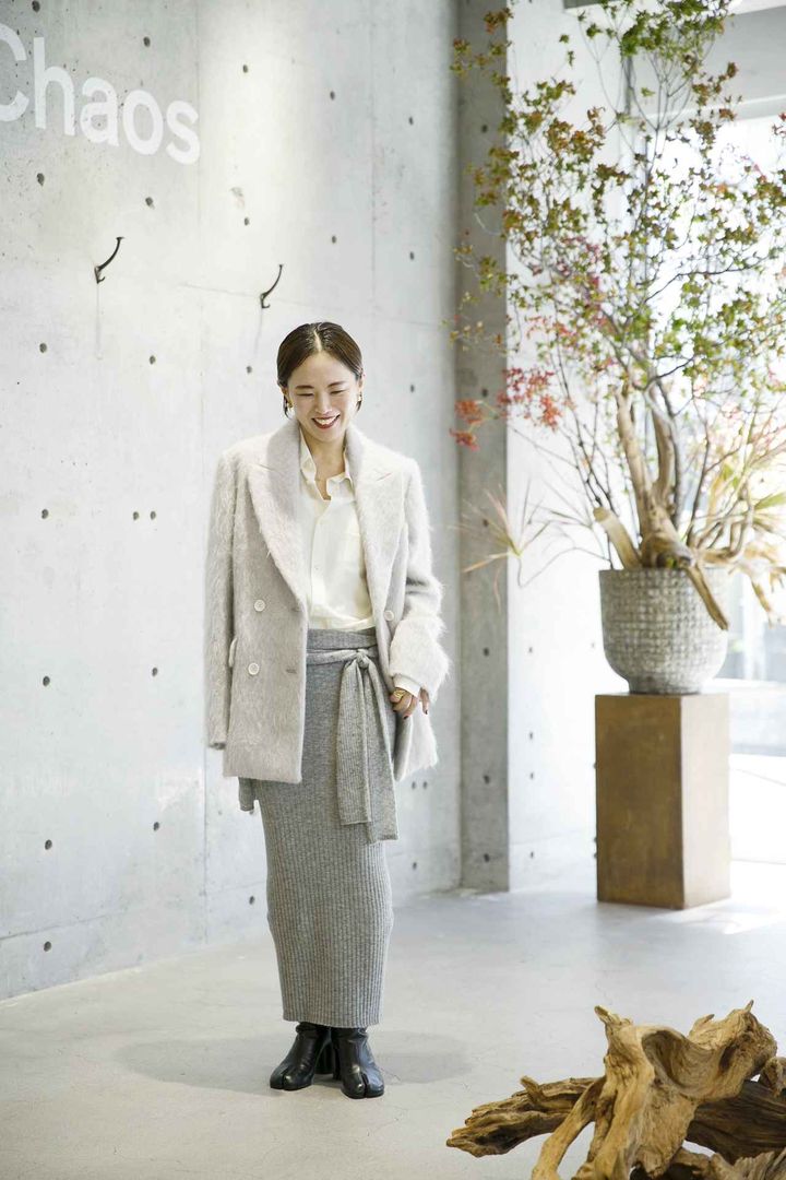 画像: 【カオス】ジャコート¥198,000、シャツ¥47,300、スカート¥28,600、腰巻きしたニット¥30,800、【メゾン マルジェラ】ブーツ¥204,600 www.dot-st.com