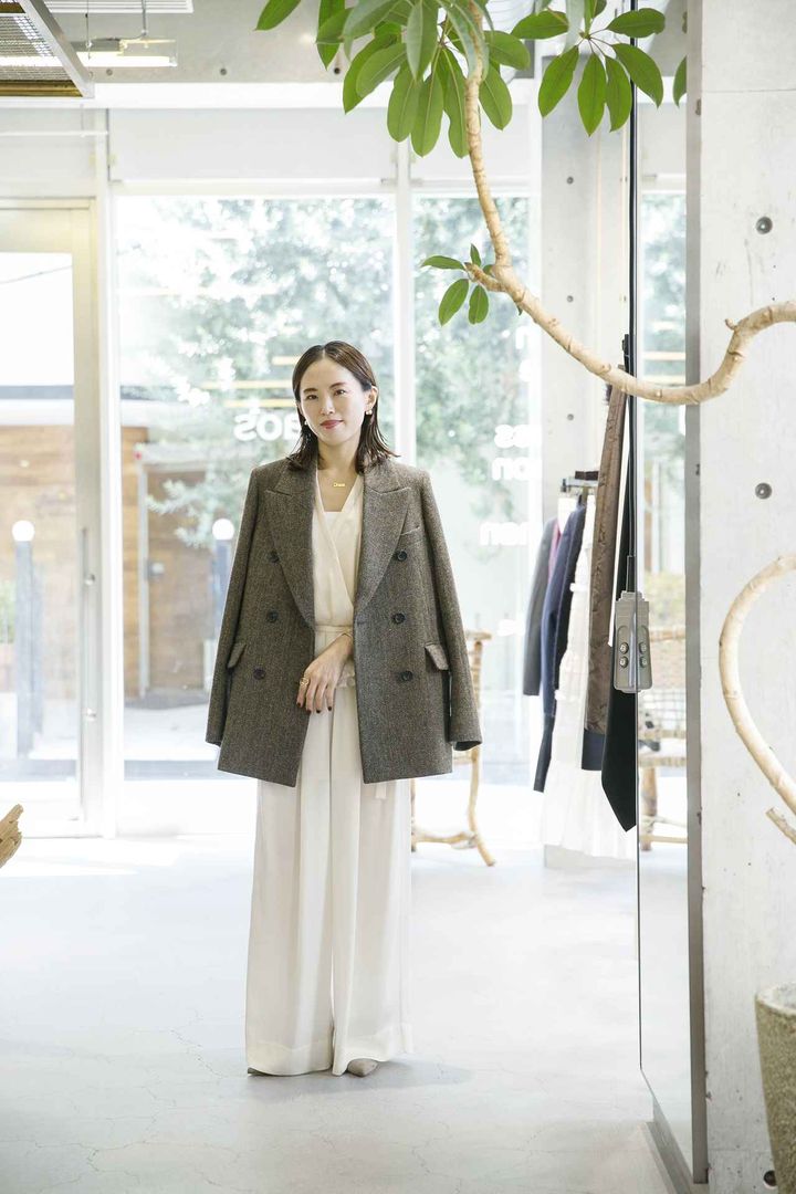 画像: 【Chaos】ジャコート¥132,000、パンツ¥33,000、【セントアート】ブラウス¥53,900、【マノロ ブラニク】シューズ¥126,500 www.dot-st.com