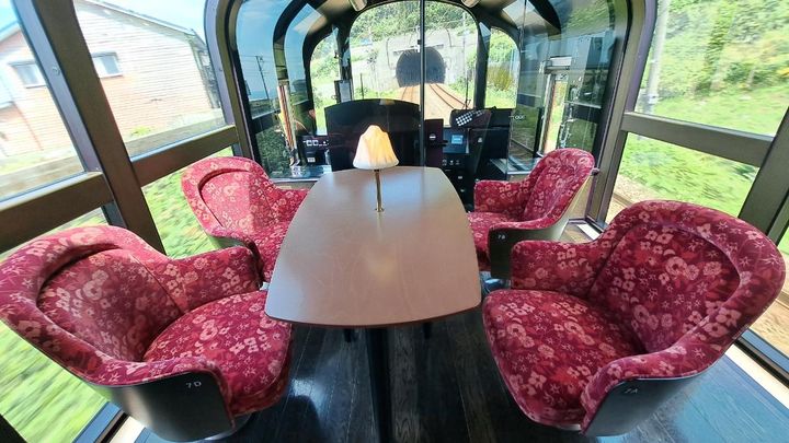 前面の展望を独占できる2号車コンパートメントタイプの展望ハイデッキ席