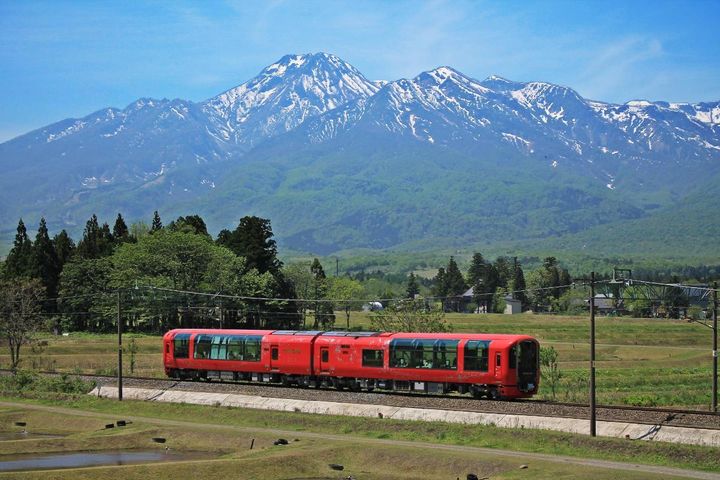 妙高山の雄大な景色に映える「えちごトキめきリゾート雪月花」