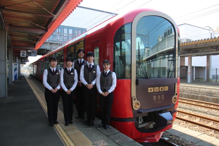 ホームで迎えてくれるアテンダントの皆さん