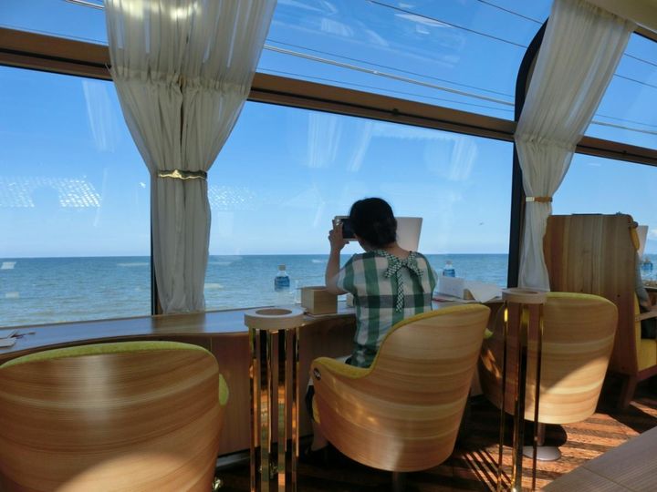 1号車のカウンター席で景色を独り占め！