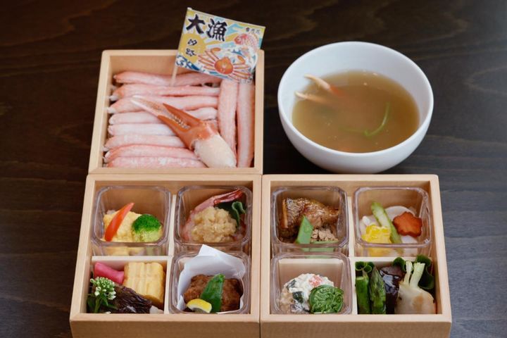 三段重の一例。糸魚川市「割烹 汐路」による新鮮な海の幸を使用した料理