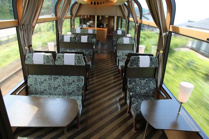 大きなテーブルに4人掛けと2人掛けのボックス席を配した2号車