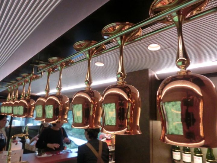燕三条で作られた銅製のワイングラスが飾られる「さくらラウンジ」のバーカウンター