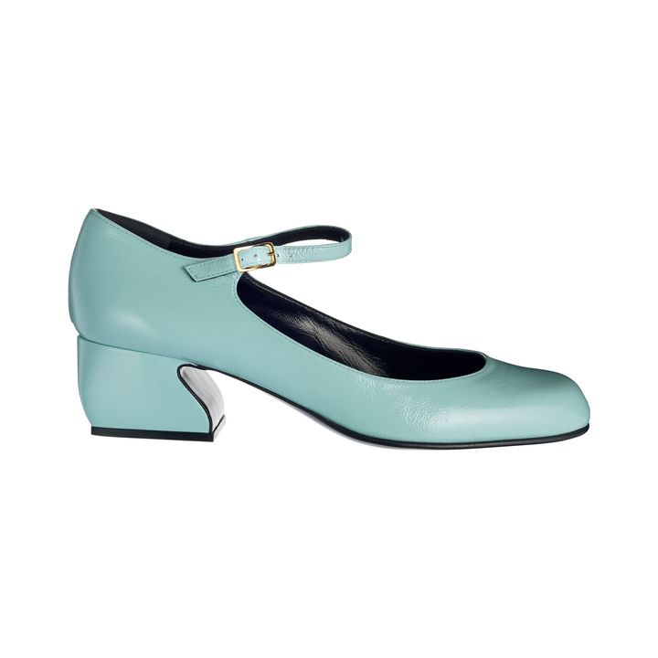 シューズ ヒール4.5cm ￥97,900／SERGIO ROSSI（セルジオ ロッシ ジャパン カスタマーサービス）