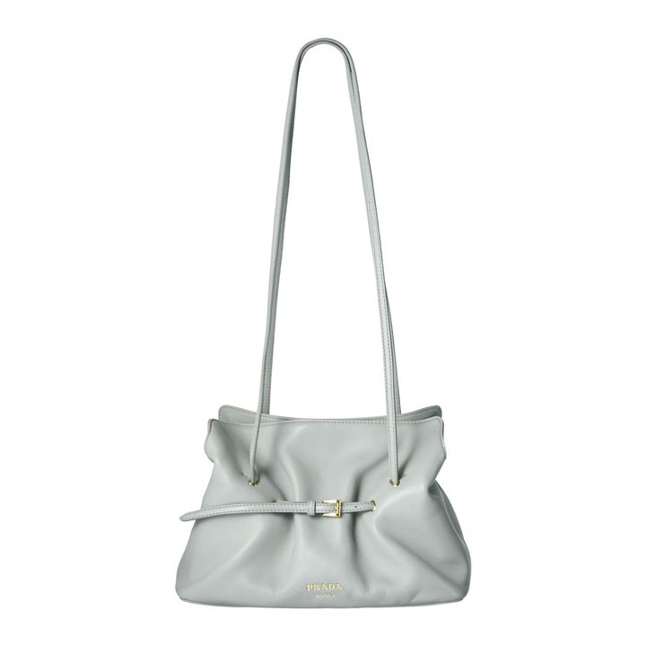 バッグ 本体H18.5cm ￥418,000（予定価格）／PRADA（プラダ クライアントサービス）