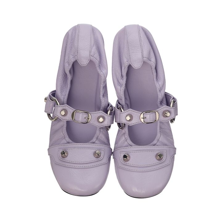 シューズ ヒール0.5cm ￥135,300／BALENCIAGA（バレンシアガ クライアントサービス）