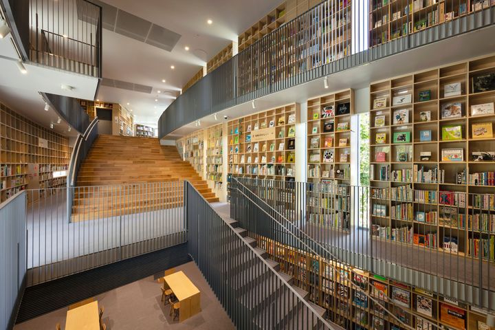 壁がすべて本棚になっている開架式の図書館。子どもたちが本と出会い、本を楽しみ、本に学ぶ場として誕生した。