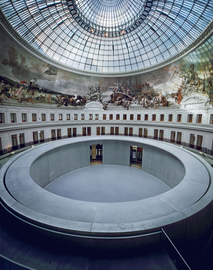 建物中央部のロトンダに、同心の円を描くコンクリートの壁を挿入、新旧が入れ子になった展示スペースを造った。