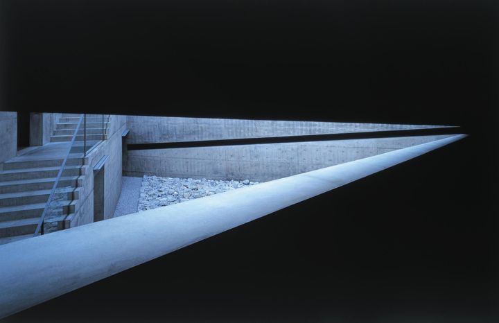 大地に開けられた三角形や正方形の穴から、中庭に差し込む光と影が美しいコントラストをつくる。（地中美術館）Photo_ Mitsuo Matsuoka