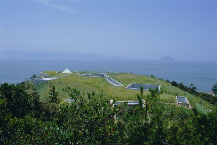 美しい自然の景観を損なわないように建物の大半を地下に埋設した「地中美術館」