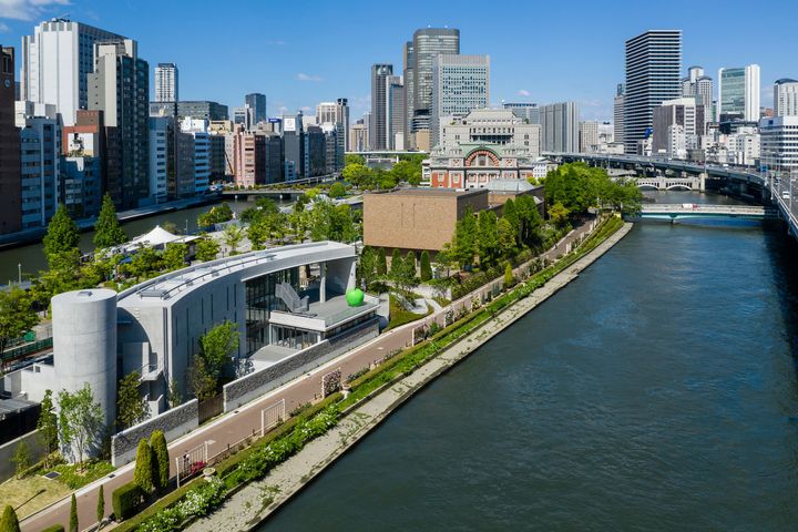 堂島川に沿って弓なりに伸びる3階建ての建物。内部は3層吹き抜けの空間になっている。