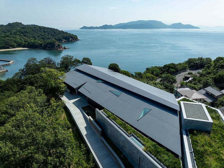 瀬戸内海を見渡す高台にオープンした「直島新美術館」は、島内外の多種多様な人々の交流・連携の場でもある。Photo_ Shigeo Ogawa