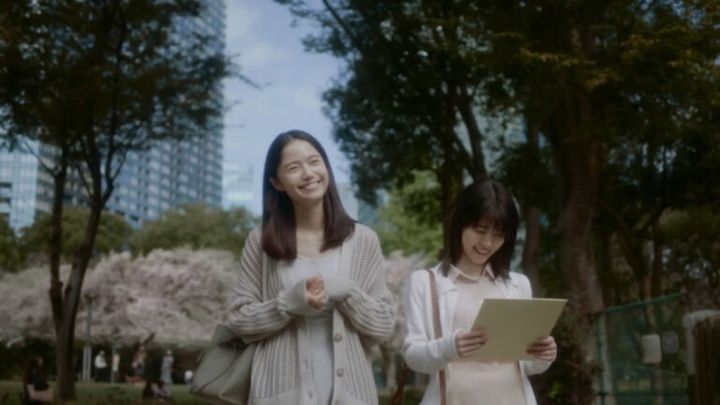 映画『秒速5センチメートル』より輿水美鳥（宮﨑あおい）と篠原明里（高畑充希）