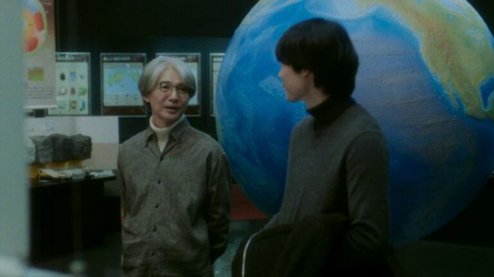 映画『秒速5センチメートル』より小川龍一（吉岡秀隆）と遠野貴樹（松村北斗）