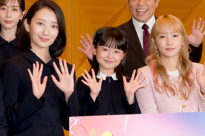 ドラマ『フェイクマミー』制作発表会見に出席した（左から）波瑠、池村碧彩、川栄李奈 クランクイン！ width=