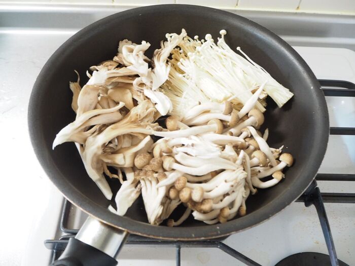 わが家の絶品常備菜！「きのこ焼き」の作り方。夜に仕込んで朝まで勝手においしくなってるレシピ♪