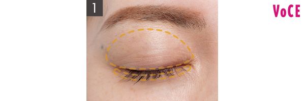 マットなベージュシャドウで立体感のベースをまずつくる