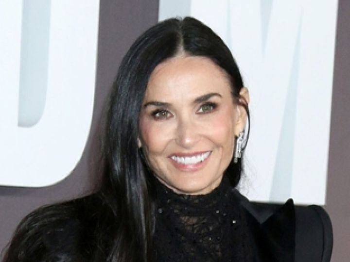 デミ・ムーアが新ヘアースタイル！ 90年代を思わせる前髪を披露 （C）AFLO width=