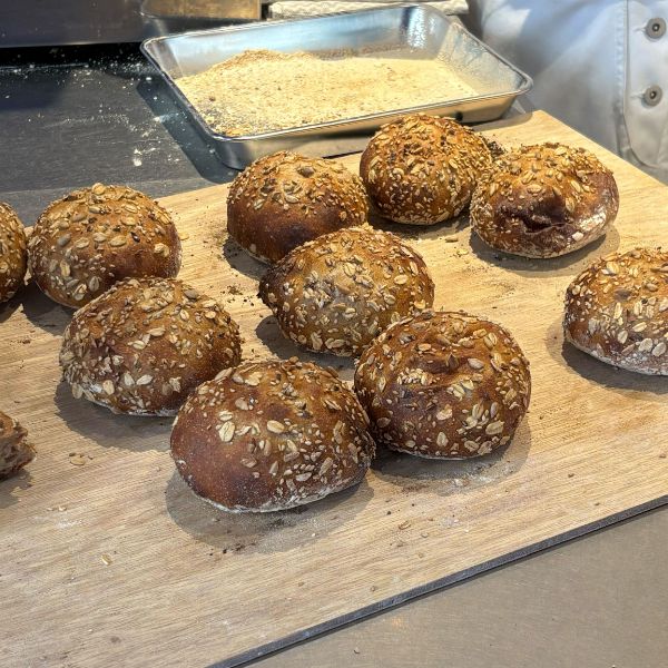 「Neo Nice Burger（ネオナイスバーガー）渋谷宮益坂」のバンズ