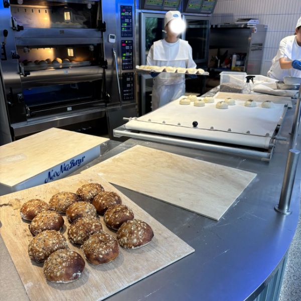 「Neo Nice Burger（ネオナイスバーガー）渋谷宮益坂」の店内