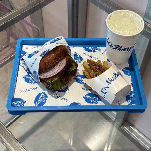 「Neo Nice Burger（ネオナイスバーガー）渋谷宮益坂」の「ピーマンサルサバーガー」のセット